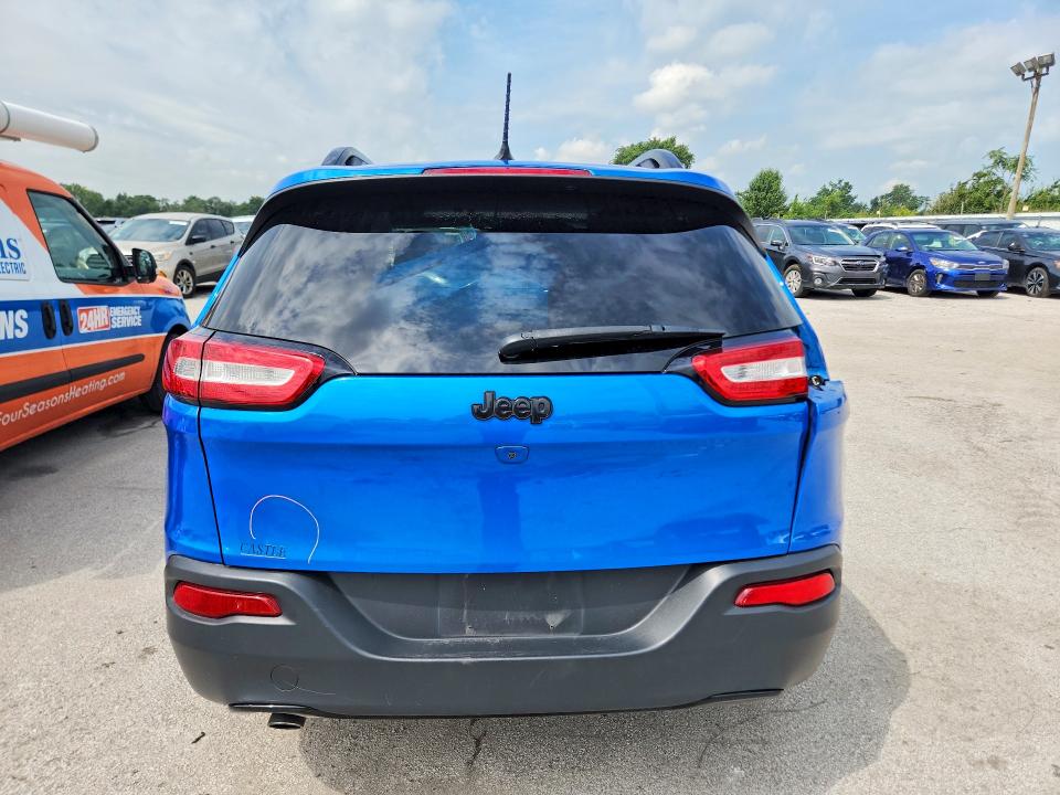 64559786 :رقم المزاد ، 1C4PJLCB0JD590267 vin ، 2018 Jeep Cherokee مزاد بيع