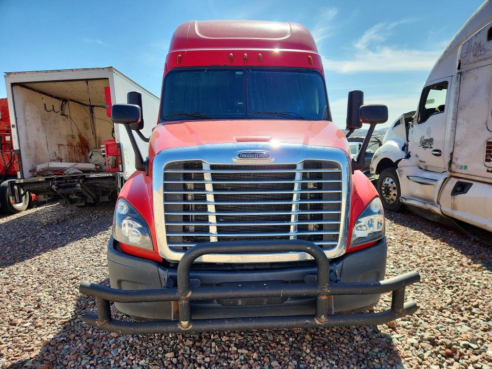 65360756 :رقم المزاد ، 3AKJGLDR8JSJE9338 vin ، 2018 Freightliner Cascadia 125 مزاد بيع