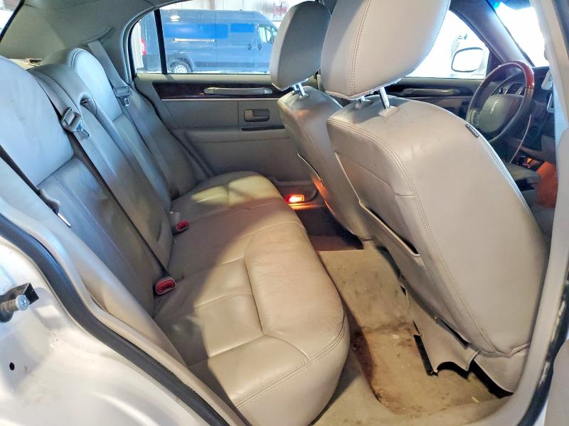 2011 Lincoln Town Car მანქანა იყიდება აუქციონზე, vin: 2LNBL8CVXBX761236, აუქციონის ნომერი: 63425236