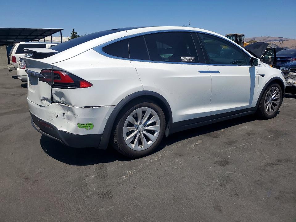 63718296 :رقم المزاد ، 5YJXCBE20HF059588 vin ، 2017 Tesla Model X مزاد بيع