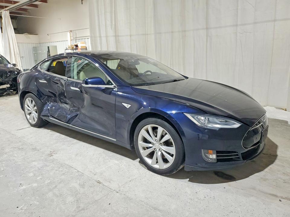 2015 Tesla Model S მანქანა იყიდება აუქციონზე, vin: 5YJSA1H27FF082062, აუქციონის ნომერი: 64305396