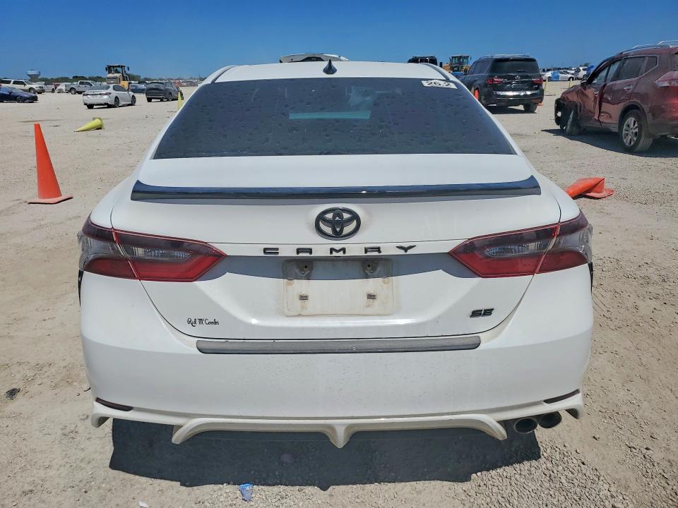 65544806 :رقم المزاد ، 4T1G11AK4MU425250 vin ، 2021 Toyota Camry مزاد بيع