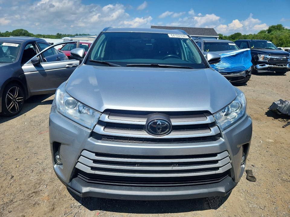 Продаж на аукціоні авто 2018 Toyota Highlander, vin: 5TDJZRFHXJS811038, номер лоту: 64102436