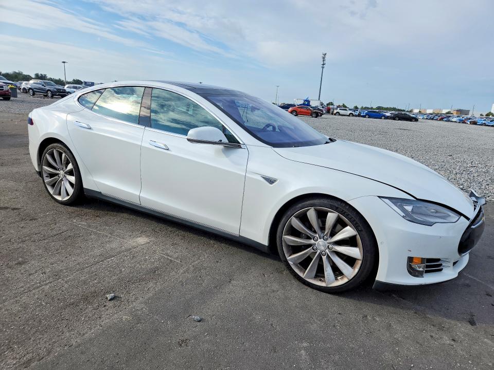 63843376 :رقم المزاد ، 5YJSA1E28GF131209 vin ، 2016 Tesla Model S مزاد بيع