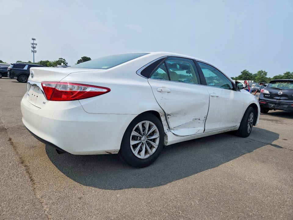 64493176 :رقم المزاد ، 4T1BF1FK4HU272640 vin ، 2017 Toyota Camry مزاد بيع