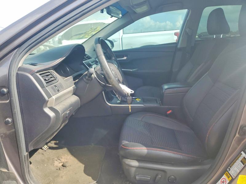 64132136 :رقم المزاد ، 4T1BF1FKXFU903923 vin ، 2015 Toyota Camry مزاد بيع