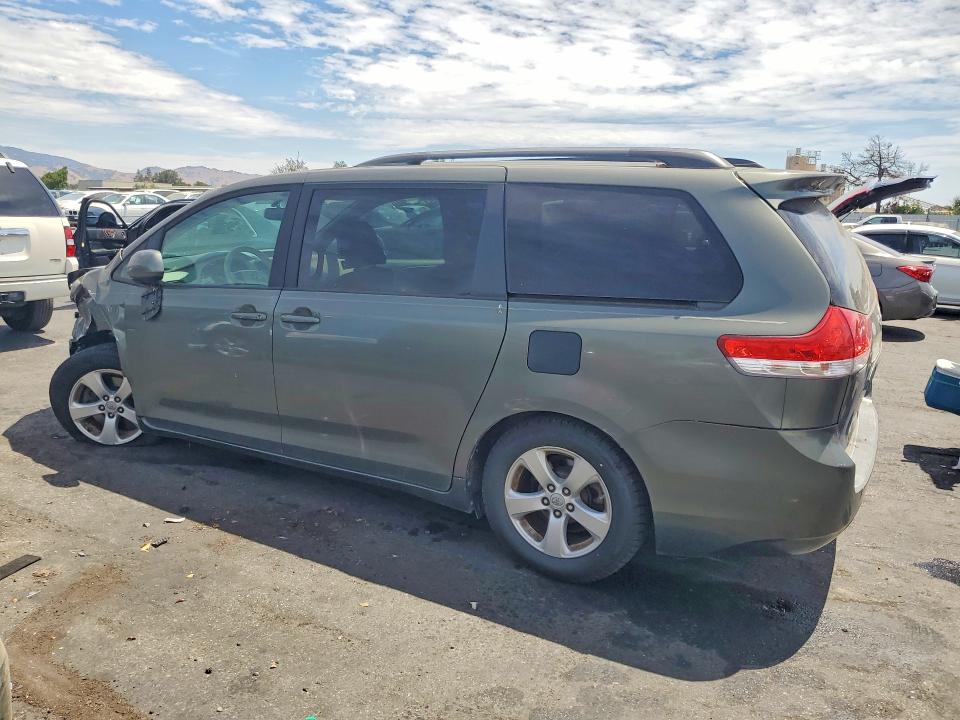 64873086 :رقم المزاد ، 5TDKK3DC9BS012107 vin ، 2011 Toyota Sienna مزاد بيع