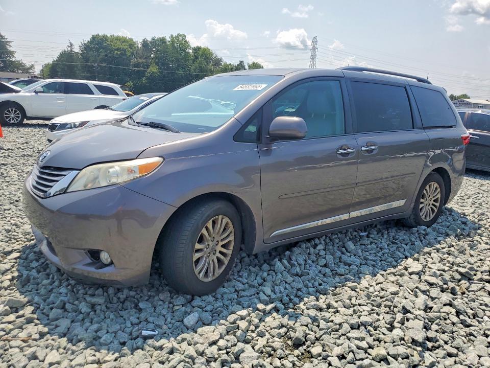 64832966 :رقم المزاد ، 5TDYK3DCXFS585243 vin ، 2015 Toyota Sienna مزاد بيع
