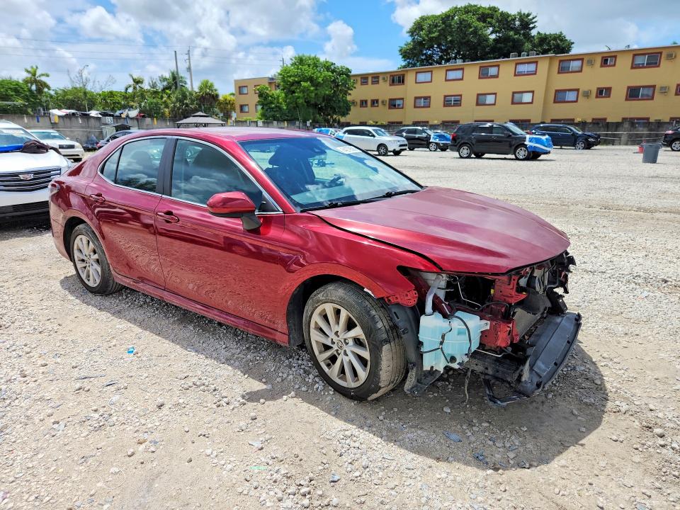 64279586 :رقم المزاد ، 4T1C11AK2NU642246 vin ، 2022 Toyota Camry مزاد بيع