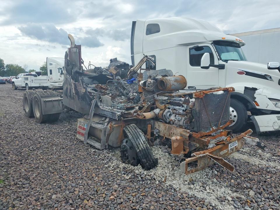 64246976 :رقم المزاد ، 2FUY3MCB6TA813746 vin ، 1996 Freightliner Fld112 مزاد بيع
