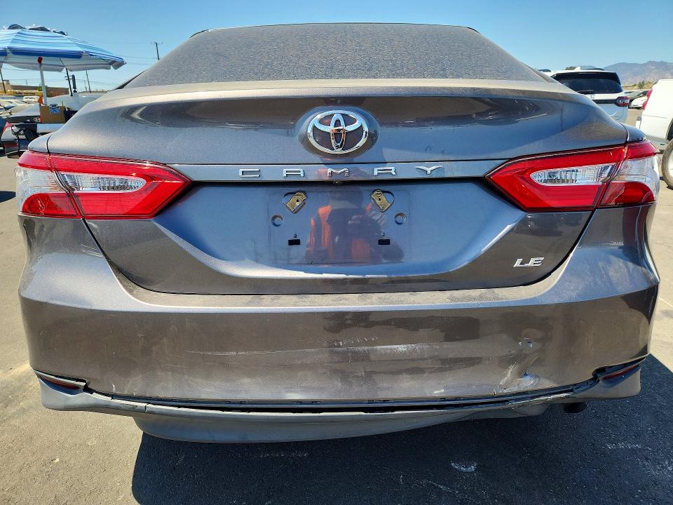 66289606 :رقم المزاد ، 4T1B11HK5JU526325 vin ، 2018 Toyota Camry مزاد بيع
