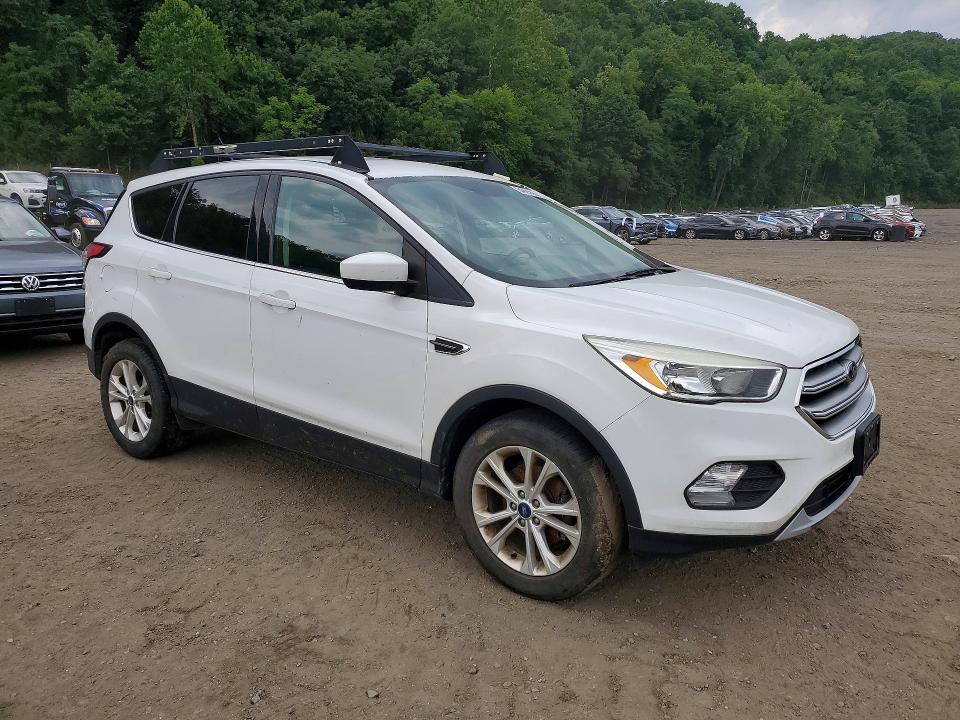 64693866 :رقم المزاد ، 1FMCU0GD0HUE77134 vin ، 2017 Ford Escape مزاد بيع