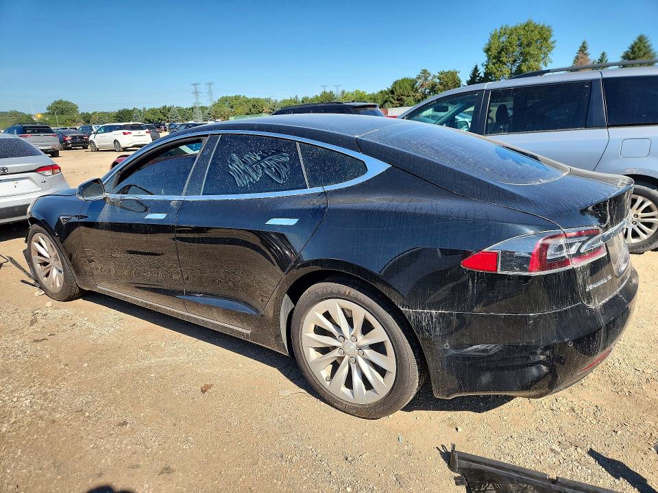 65442966 :رقم المزاد ، 5YJSA1E23JF281638 vin ، 2018 Tesla Model S مزاد بيع