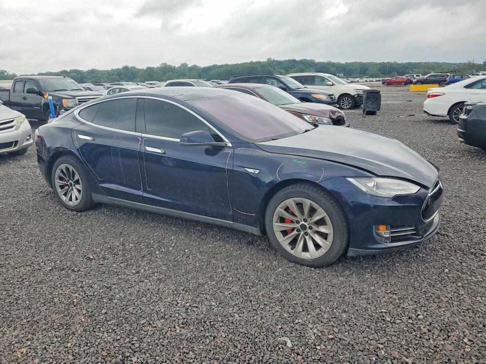 64040696 :رقم المزاد ، 5YJSA1H22FFP69711 vin ، 2015 Tesla Model S مزاد بيع