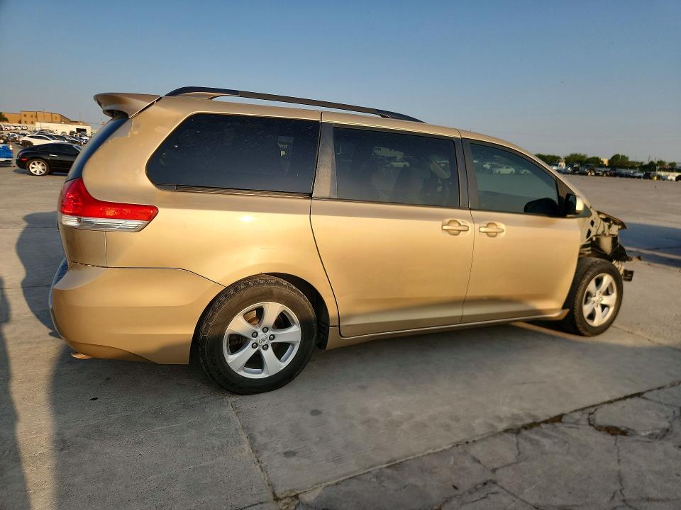 63590476 :رقم المزاد ، 5TDKK3DC1BS023263 vin ، 2011 Toyota Sienna مزاد بيع