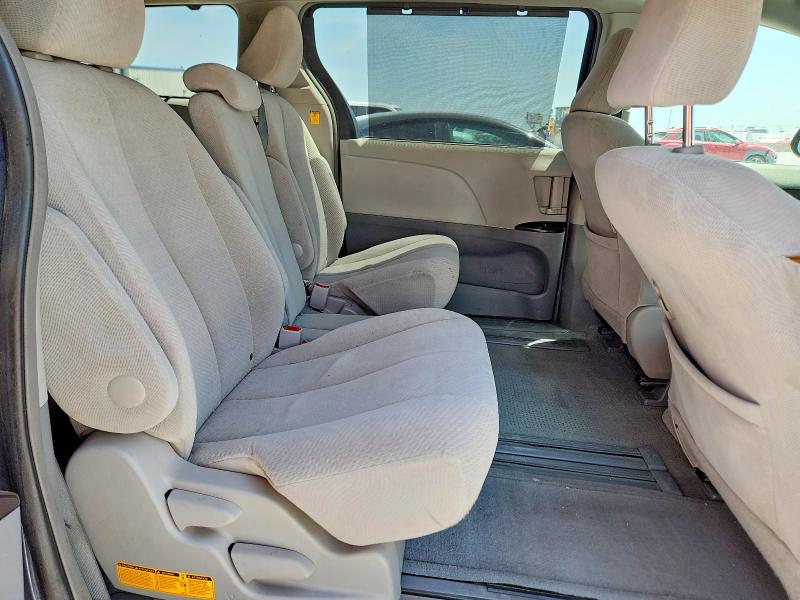 64367516 :رقم المزاد ، 5TDKK3DCXDS382565 vin ، 2013 Toyota Sienna مزاد بيع