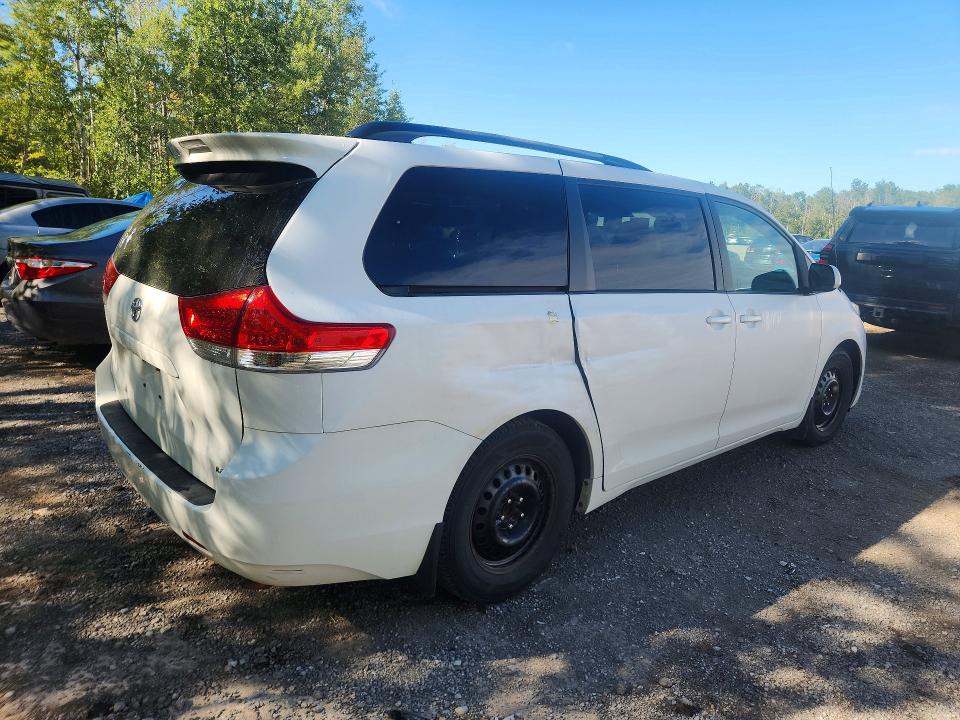 66731776 :رقم المزاد ، 5TDKK3DC1BS167945 vin ، 2011 Toyota Sienna مزاد بيع