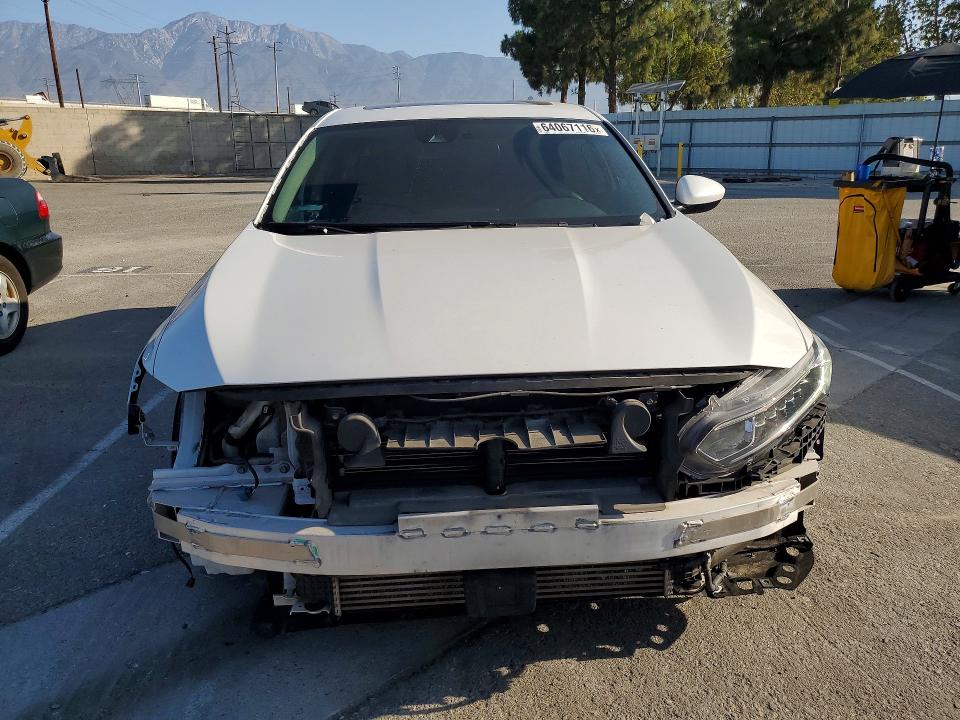 64067116 :رقم المزاد ، 1HGCV1F42JA055321 vin ، 2018 Honda Accord مزاد بيع