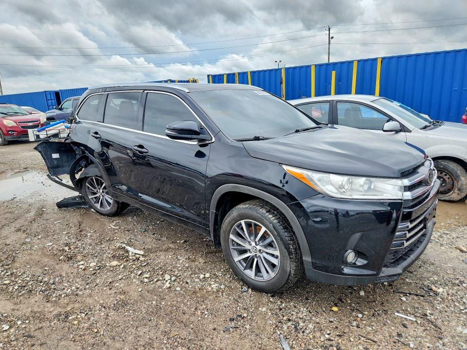 2017 Toyota Highlander მანქანა იყიდება აუქციონზე, vin: 5TDJZRFH9HS449570, აუქციონის ნომერი: 64890346