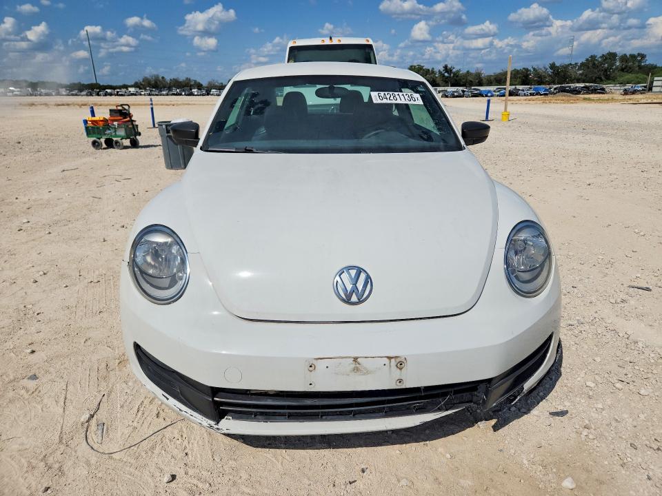 64281136 :رقم المزاد ، 3VWF17AT8GM606210 vin ، 2016 Volkswagen Beetle مزاد بيع
