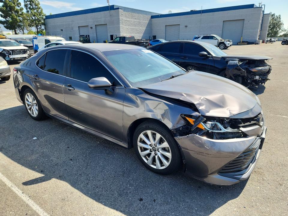 64136416 :رقم المزاد ، 4T1B11HK0JU530380 vin ، 2018 Toyota Camry L/le/xle/se مزاد بيع