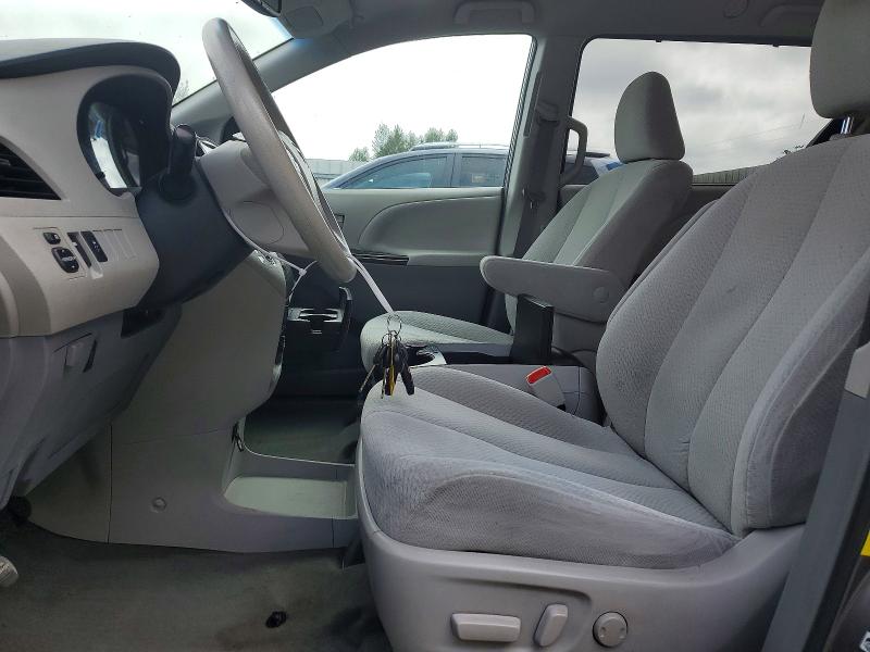 64646736 :رقم المزاد ، 5TDJK3DC6DS053518 vin ، 2013 Toyota Sienna مزاد بيع