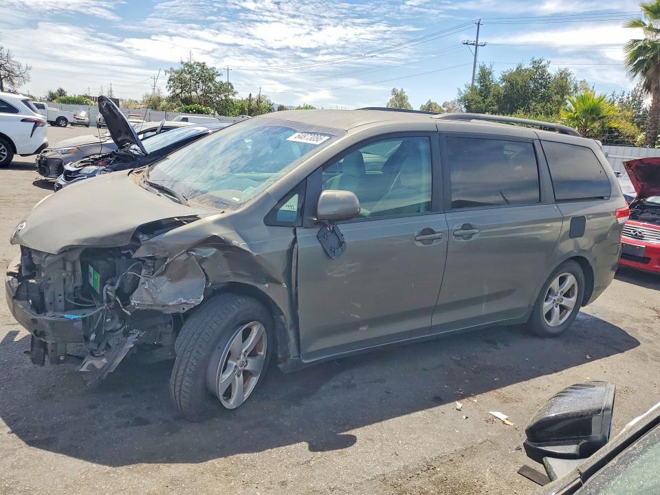 64873086 :رقم المزاد ، 5TDKK3DC9BS012107 vin ، 2011 Toyota Sienna مزاد بيع