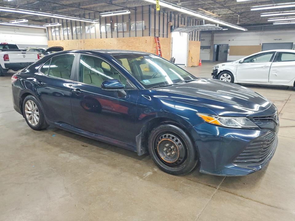 65833256 :رقم المزاد ، 4T1B11HK5JU531265 vin ، 2018 Toyota Camry مزاد بيع