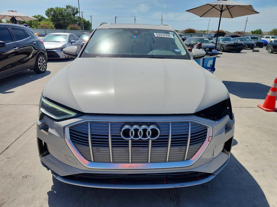 2022 Audi E-tron მანქანა იყიდება აუქციონზე, vin: WA1AAAGEXNB023932, აუქციონის ნომერი: 63552956