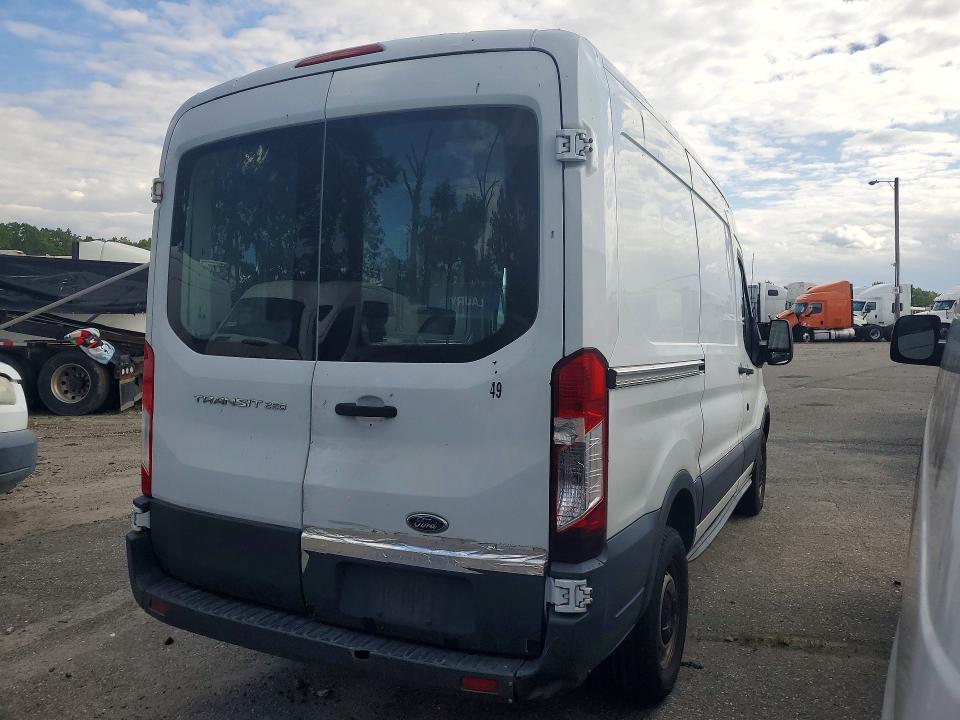 64602576 :رقم المزاد ، 1FTYR1CMXFKA99596 vin ، 2015 Ford Transit مزاد بيع