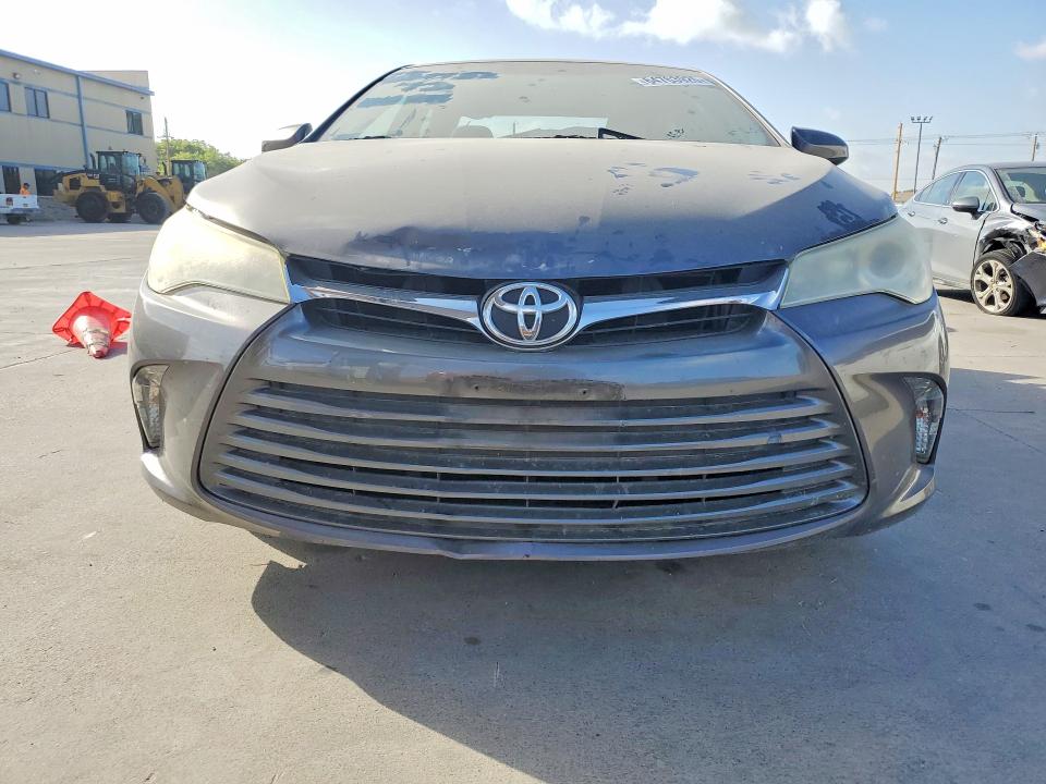 64763926 :رقم المزاد ، 4T1BF1FK2GU212824 vin ، 2016 Toyota Camry مزاد بيع