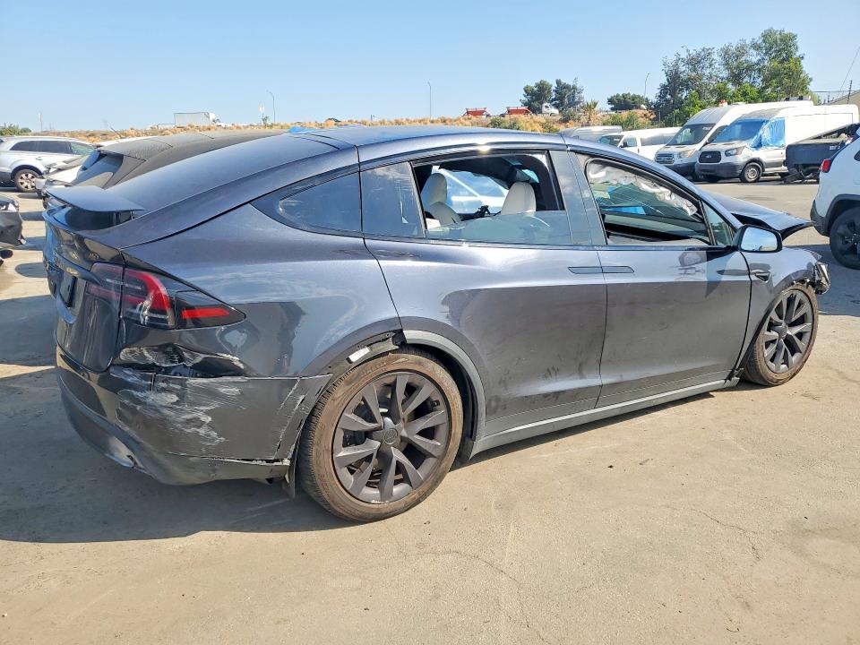 63947236 :رقم المزاد ، 7SAXCBE57PF422075 vin ، 2023 Tesla Model X مزاد بيع