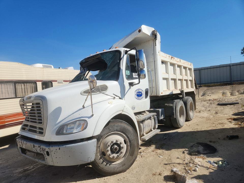 Продаж на аукціоні авто 2015 Freightliner M2, vin: 1FVHC5DV7FHGS1105, номер лоту: 65884076