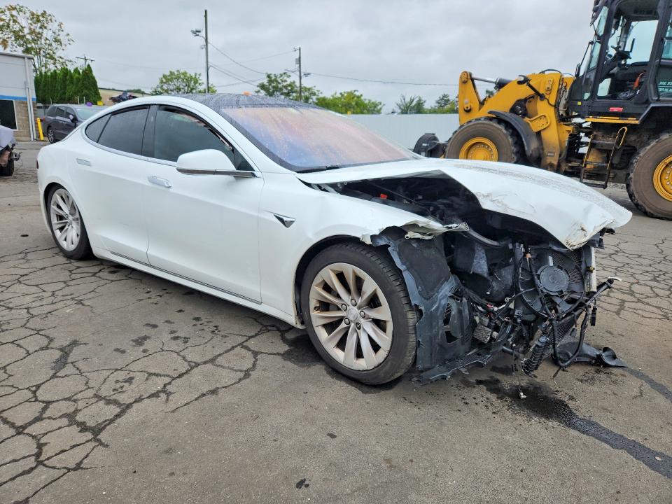 64373136 :رقم المزاد ، 5YJSA1E22JF258299 vin ، 2018 Tesla Model S مزاد بيع