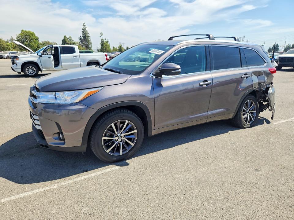 2018 Toyota Highlander მანქანა იყიდება აუქციონზე, vin: 5TDKZRFH6JS529757, აუქციონის ნომერი: 66060186
