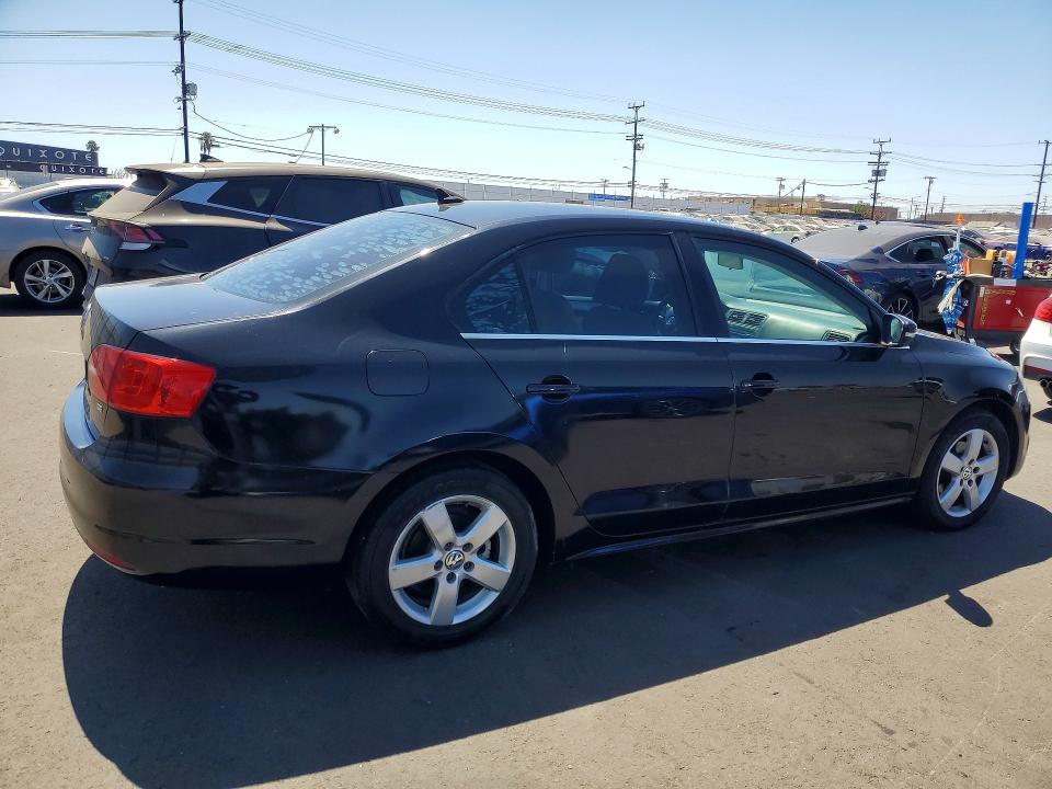 63797066 :رقم المزاد ، 3VWD17AJ5EM370313 vin ، 2014 Volkswagen Jetta مزاد بيع