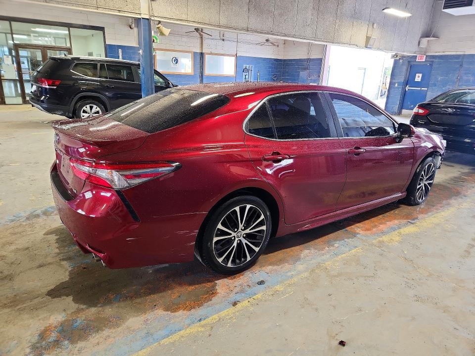 64319216 :رقم المزاد ، 4T1B11HK1JU577398 vin ، 2018 Toyota Camry مزاد بيع