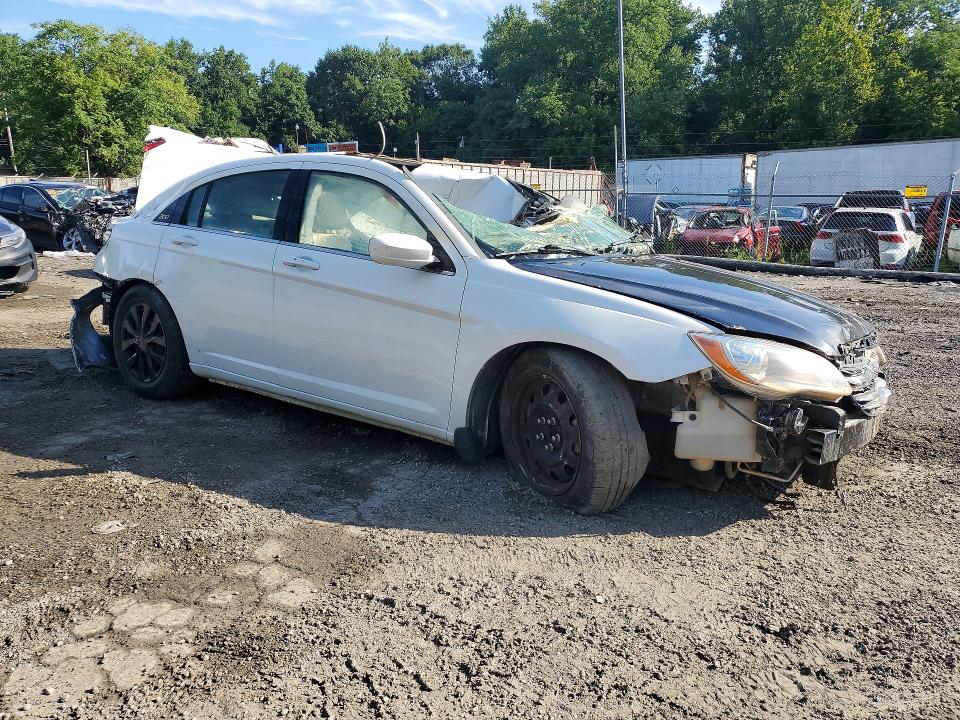 Продаж на аукціоні авто 2014 Chrysler 200, vin: 1C3CCBAB3EN123886, номер лоту: 62450306