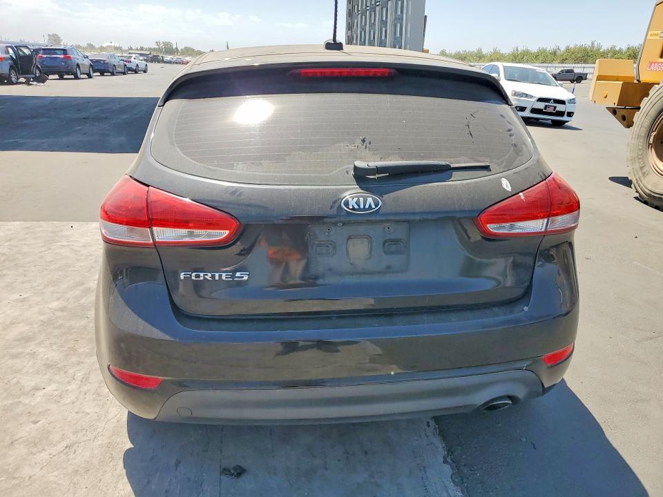 64078056 :رقم المزاد ، KNAFK5A81H5686843 vin ، 2017 Kia Forte5 مزاد بيع