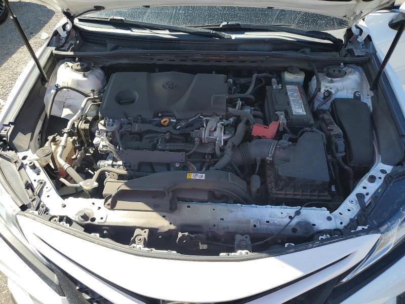 64343516 :رقم المزاد ، 4T1B11HK3JU094611 vin ، 2018 Toyota Camry مزاد بيع