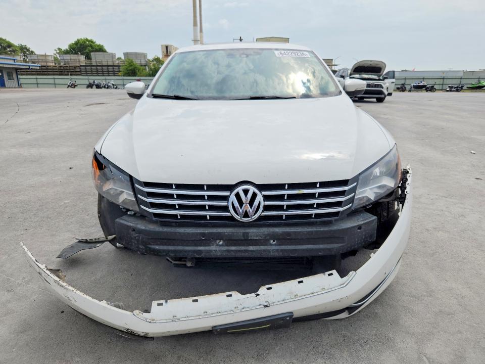 64229236 :رقم المزاد ، 1VWBV7A30FC051126 vin ، 2015 Volkswagen Passat مزاد بيع