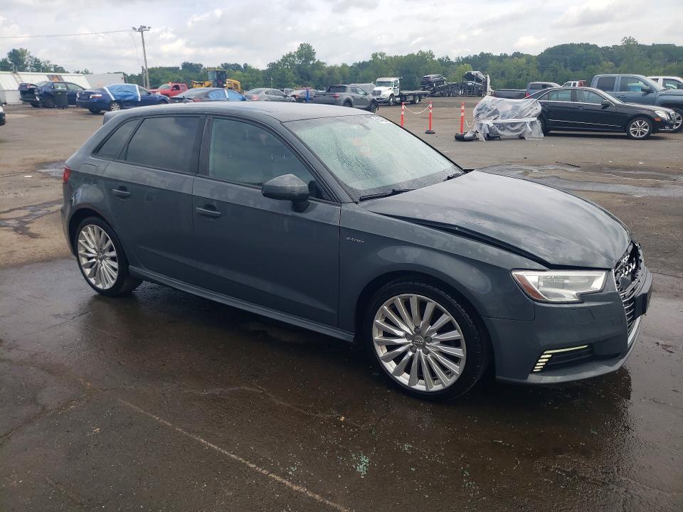 65460086 :رقم المزاد ، WAUUPBFF1HA090525 vin ، 2017 Audi A3 مزاد بيع