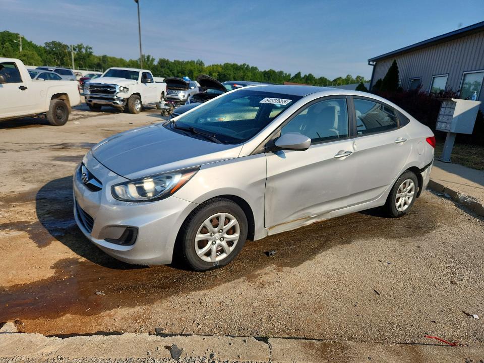 2013 Hyundai Accent მანქანა იყიდება აუქციონზე, vin: KMHCT4AE7DU556208, აუქციონის ნომერი: 64228926