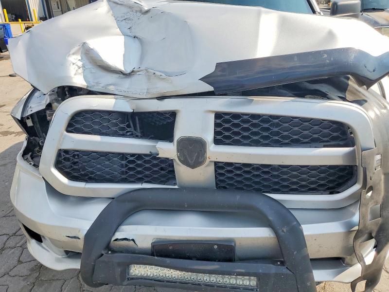 64104206 :رقم المزاد ، 1C6RR7FG0JS185996 vin ، 2018 Ram 1500 مزاد بيع