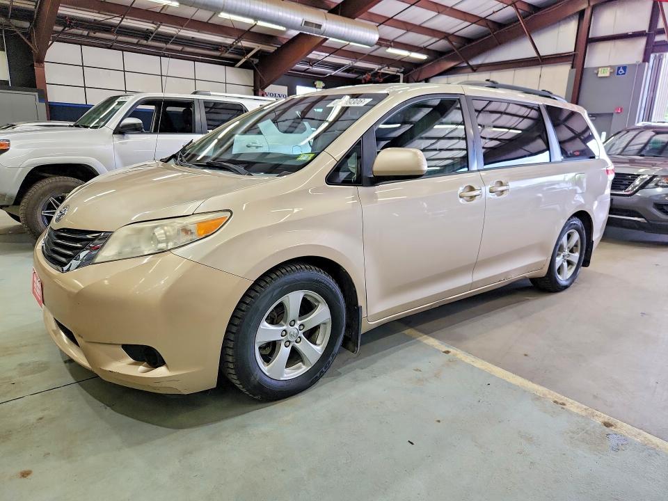 65689306 :رقم المزاد ، 5TDKK3DC8DS293383 vin ، 2013 Toyota Sienna مزاد بيع