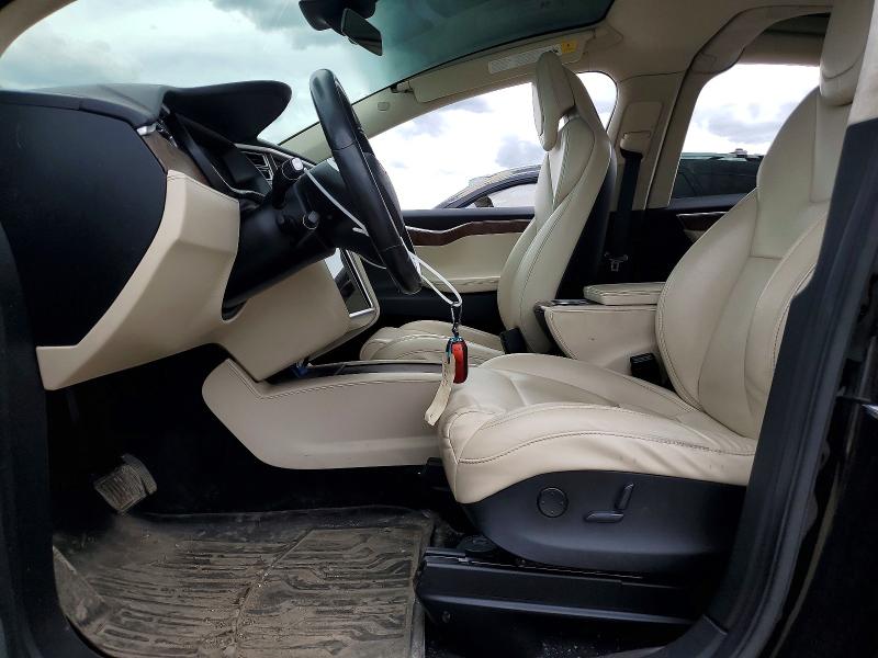 Продажа на аукционе авто 2017 Tesla Model X, vin: 5YJXCAE2XHF075727, номер лота: 64360226