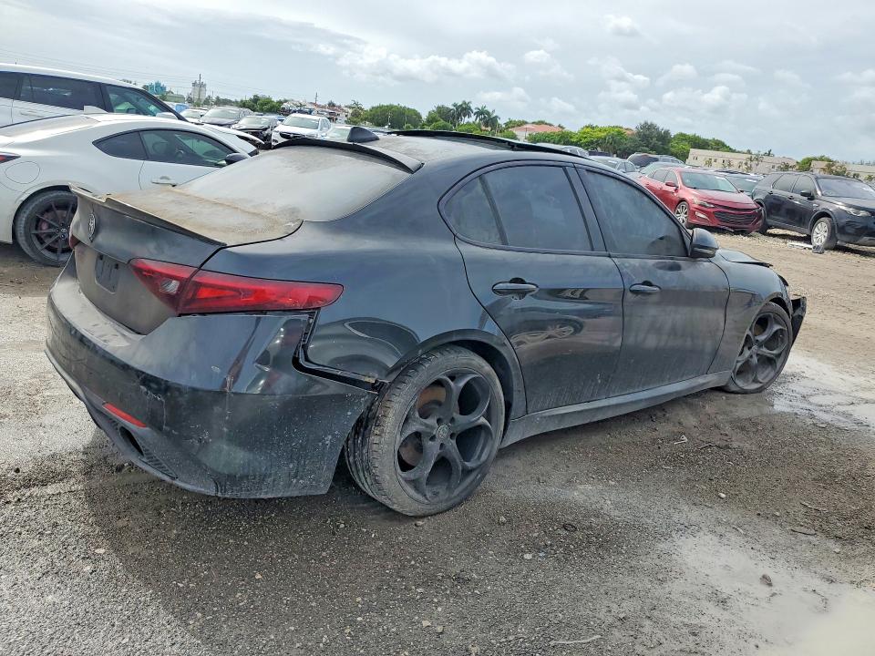 64216946 :رقم المزاد ، ZARFAECN2H7559683 vin ، 2017 Alfa Romeo Giulia مزاد بيع