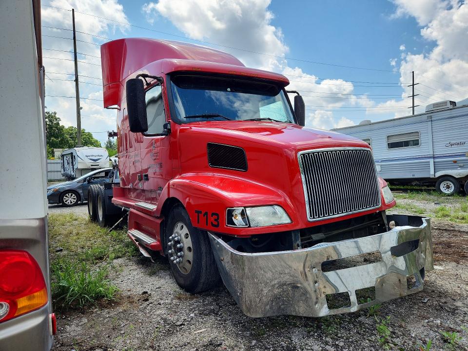 Auction sale of the 2000 Volvo Vn, vin: 4V4ND1JHXYN787031, lot number: 65492786