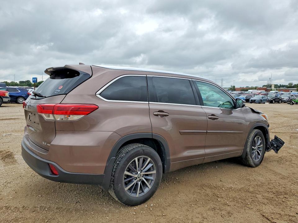 2018 Toyota Highlander მანქანა იყიდება აუქციონზე, vin: 5TDJZRFH8JS875059, აუქციონის ნომერი: 65174976