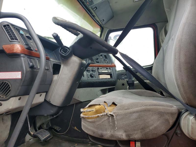 2005 Volvo Vn მანქანა იყიდება აუქციონზე, vin: 4V4M19GF75N372897, აუქციონის ნომერი: 63488756